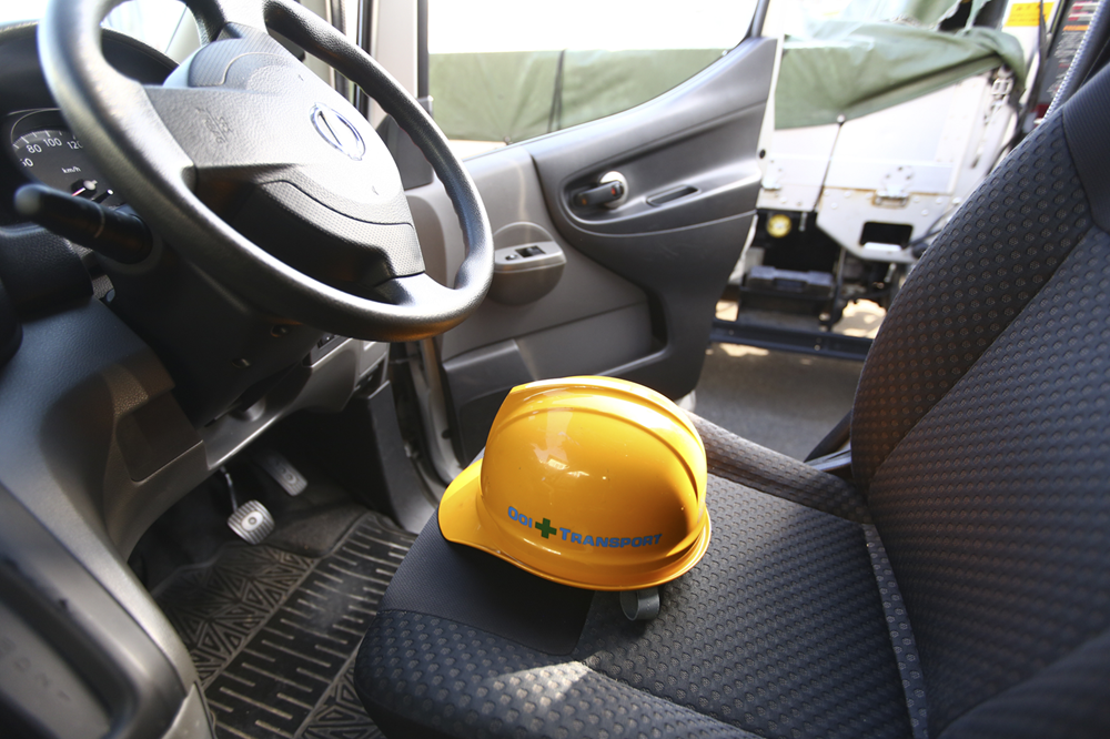 運転席にあるヘルメット